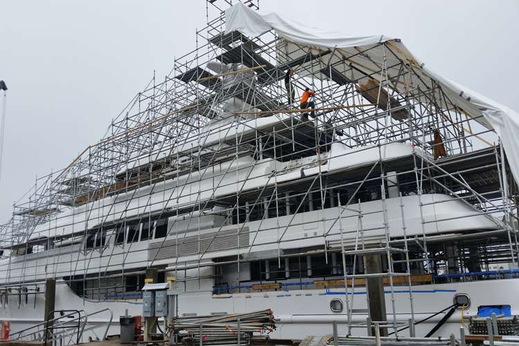 Refit mega yacht under a scaffolding construction system